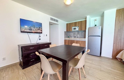 Zona Hotelera Apartment | Oceanfront w/balcony, pool and beach access