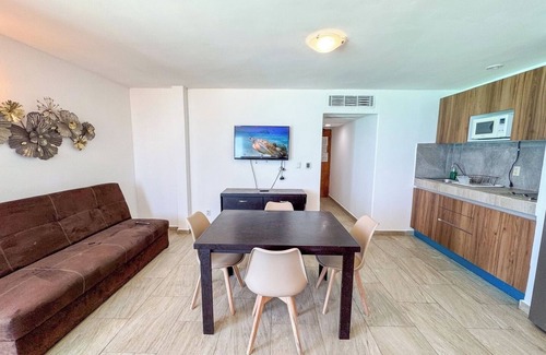 Zona Hotelera Apartment | Oceanfront w/balcony, pool and beach access