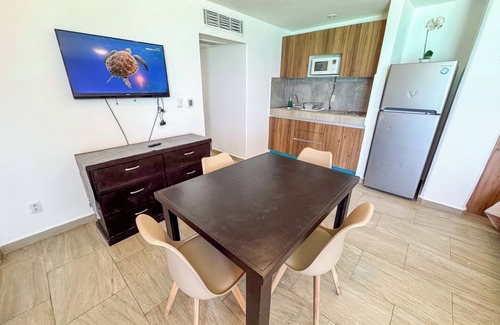 Zona Hotelera Apartment | Oceanfront w/balcony, pool and beach access