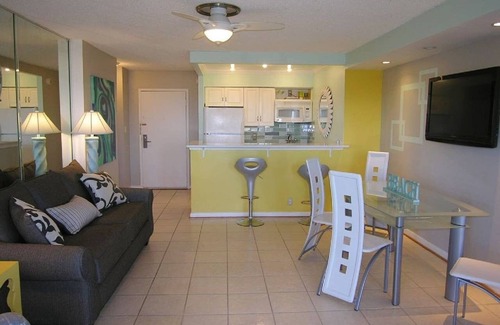 Virginia Beach Condo | Beachfront 2-Bedroom Retreat with Pool & Kitchen Access