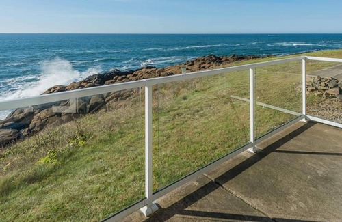 Depoe Bay Condo | Oceanfront Retreat: Whale Watching & Pool Access Awaits