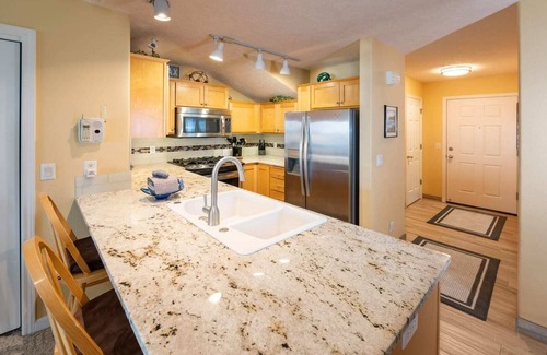 Depoe Bay Condo | Oceanfront Retreat with Pool & Whale Watching at Whalers Loft