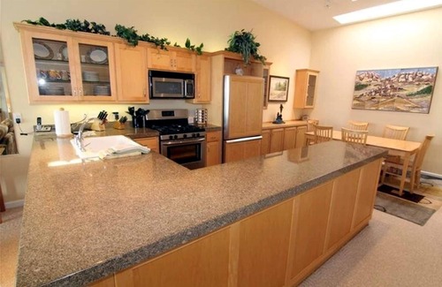 Depoe Bay Condo | Oceanfront Paradise: Pool, Whale Watching & Top Reviews