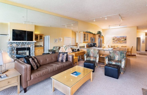 Depoe Bay Condo | Oceanfront Paradise: Pool, Whale Watching & Top Reviews