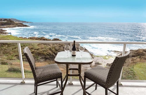 Depoe Bay Condo | Oceanfront Paradise: Pool, Whale Watching & Top Reviews