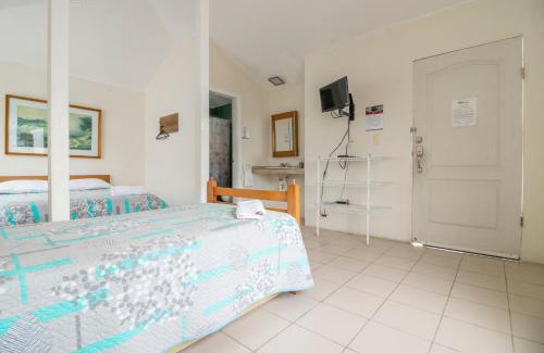 Tonsupa Hotel | Oceanic Lodge: Budget-Friendly Stay with Pool and Breakfast