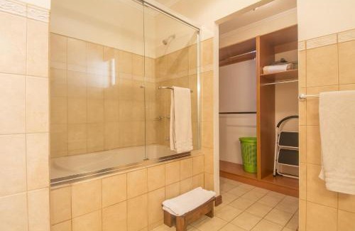 Playa Flamingo Apartment | Ideal Stay at Oceanica 824: Poolside Family Retreat