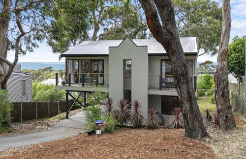 Lorne House | Family-Friendly Oceans Course: Pets Welcome & Relaxing Stay