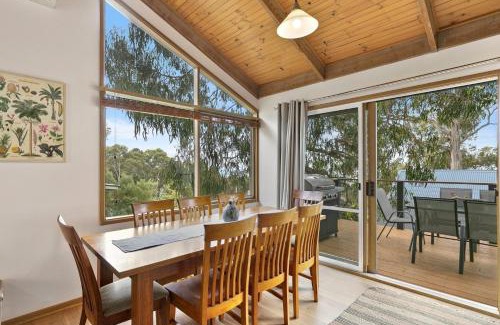 Lorne House | Family-Friendly Oceans Course: Pets Welcome & Relaxing Stay