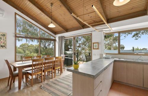 Lorne House | Family-Friendly Oceans Course: Pets Welcome & Relaxing Stay