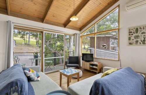 Lorne House | Family-Friendly Oceans Course: Pets Welcome & Relaxing Stay