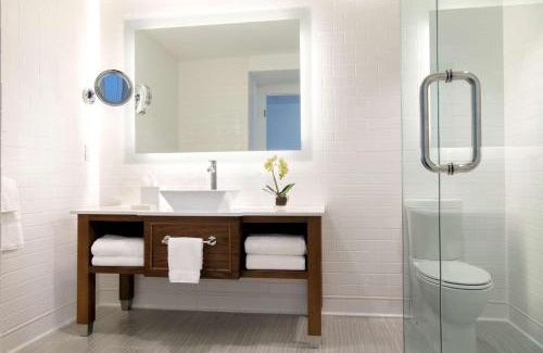 Key West Resort | Idyllic Oceans Edge Key West: Oceanfront Retreat Awaits