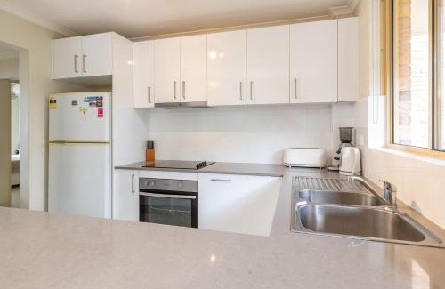 Boomerang Beach Apartment | Relaxing Family Escape at Oceanside 17 Breezes Hotel