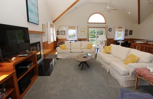 Duck House | Comfortable Sue Hotel with Ocean View and Pet-Friendly Stay