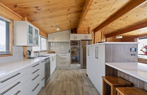 Mount Maunganui Cottage | Oceanside Bach: Family-Friendly Stay at Mount Maunganui