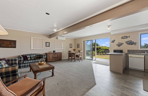 Mount Maunganui Cottage | Oceanside Bach: Family-Friendly Stay at Mount Maunganui