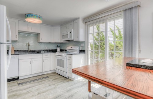 Peahala Park House | Oceanside Escape: Rated 10/10 with Oceanfront Bliss