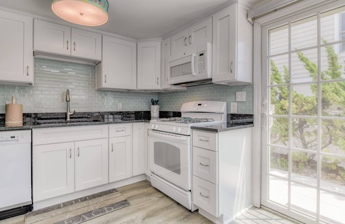 Peahala Park House | Oceanside Escape: Rated 10/10 with Oceanfront Bliss