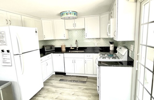 Peahala Park House | Oceanside Escape: Rated 10/10 with Oceanfront Bliss