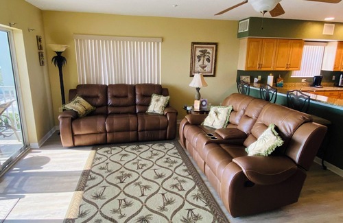 Independence Square Condo | Beachfront Condo Escape with Pool, Spa & Ocean Views