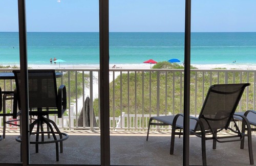 Independence Square Condo | Beachfront Condo Escape with Pool, Spa & Ocean Views