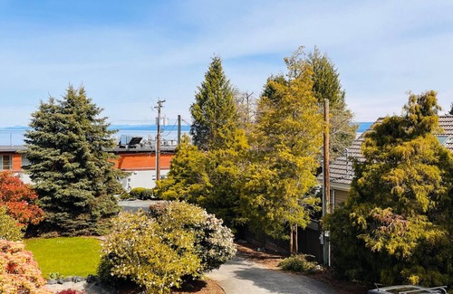 Regional District of Nanaimo House | Oceanside Manor: Ocean View Room with Private Bath & More