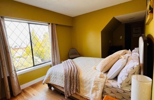 Regional District of Nanaimo Bed & Breakfast | Beach View Escape at Oceanside Manor with Pool & Hot Tub