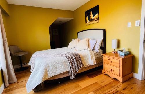 Regional District of Nanaimo Bed & Breakfast | Beach View Escape at Oceanside Manor with Pool & Hot Tub