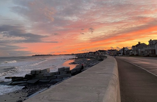 Hampton Apartment | Pet-Friendly Oceanside Motel at North Beach with Ocean View
