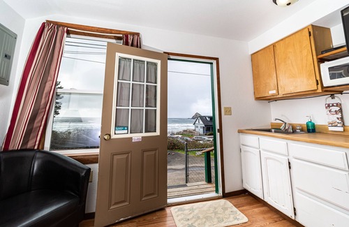 Oceanside Cabin | Cozy Oceanside Ocean Front Cabins with Pet-Friendly Perks