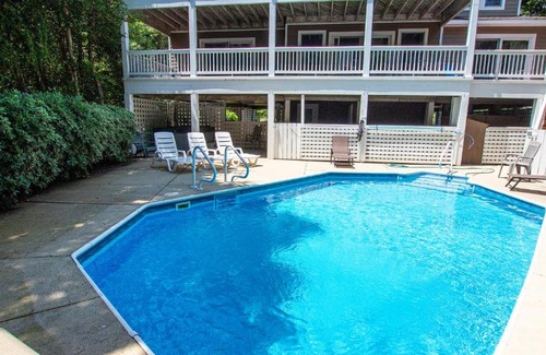Duck House | Discover FS2 Villa Four Seasons: Private Pool & Pet Friendly