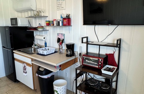 Hampton Apartment | Pet Friendly Oceanside Room at North Beach Motel - Rated 9/10