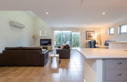 Broadwater Resort | Relaxing Oceanside Getaway: 3-Bedroom Apartment Retreat