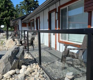 Davis Bay Hotel | Oceanside Villas: Oceanfront Retreat with Spa & Pet Friendly