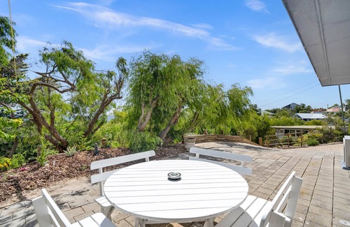 Peppermint Grove Beach Apartment | Oceanview Lodge: Perfect Retreat for Family Getaways