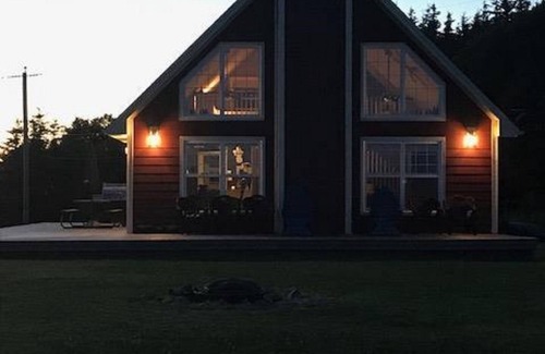 Livingstone Cove Cottage | Oceanview Cottage: Sip Coffee with Lighthouse Views