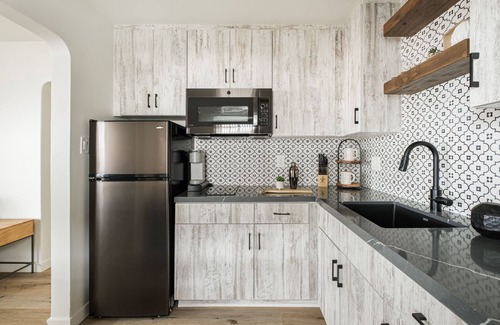 Townsite Condo | Oceanview Cottage with Pet-Friendly Amenities Steps From the Sand