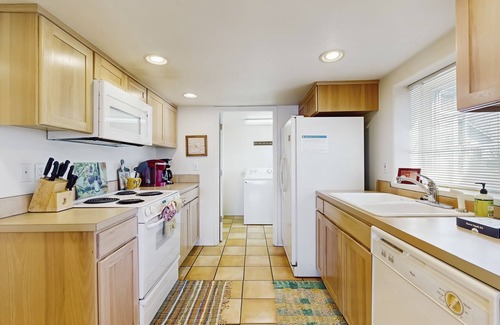 Oceanside Apartment | Oceanview Escape: Breathtaking Views & Beach Access