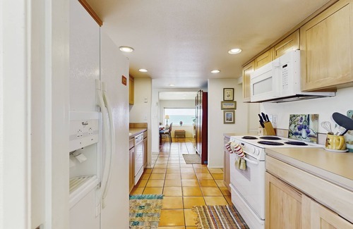 Oceanside Apartment | Oceanview Escape: Breathtaking Views & Beach Access