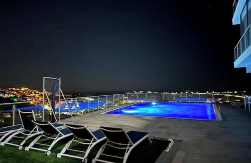 Vale de Santa Maria Condo | Oceanview, Infinity Pool, 5min Beach, 3 bedroom