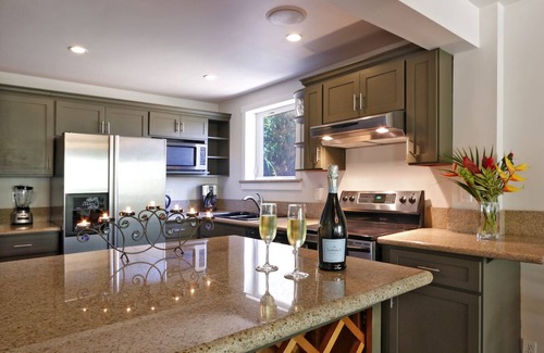 Kihei Condo | Oceanview Penthouse: Guest Rated 9.6 with Pool & Spa