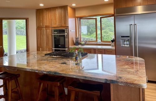 Captain Cook House | Oceanview Retreat with Private Pool in Coffee District