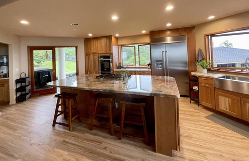 Captain Cook House | Oceanview Retreat with Private Pool in Coffee District