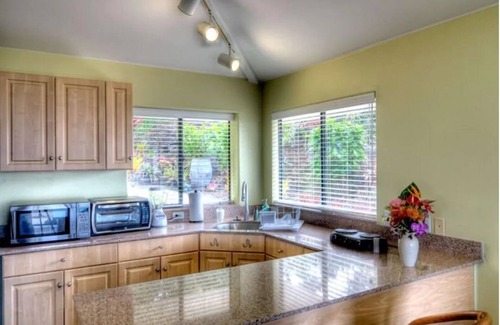 Holualoa House | Oceanview Suite and Cottage with Pool & Pet-Friendly Options