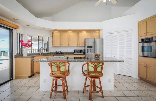 Holualoa House | Idyllic Oceanview Suites & Cottage with Pool and Spa