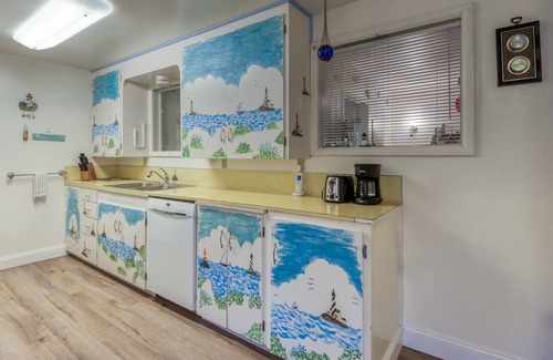 Nelscott House | Pet-Friendly Beach Home with Oceanviews and BBQ Access