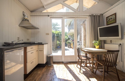 Zandvoort Ski Chalet | Ocho: Cozy Oceanfront Retreat with Pool and Breakfast