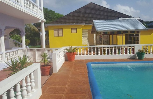 River Oaks Villa | Ocho Rios Almond Tree Villas with Oceanfront Pool & Breakfast