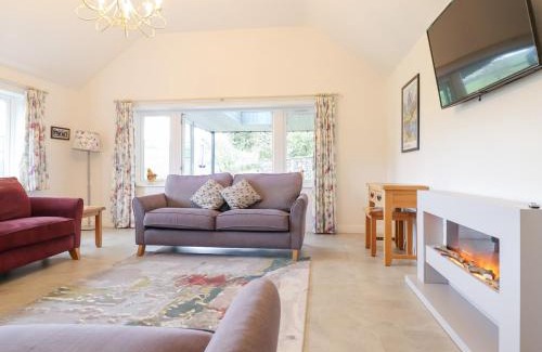 Llanrwst House | Relax at Ochr Y Garth: 4-Star Stay with Pool Access
