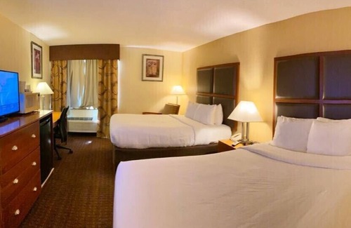 El Centro Hotel | Welcoming Ocotillo Inn: Enjoy Poolside Comfort & Dining